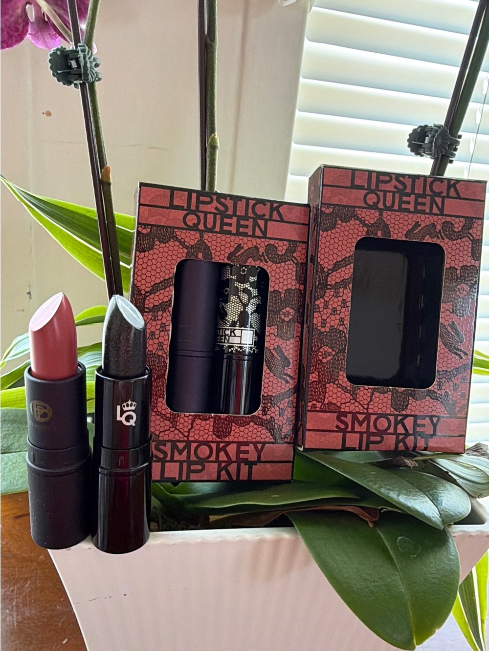 BUNDLO 2,Lipstick Queen Smokey Lip Kit — Soft Pink & Deep Black-Shimmer Lipstick